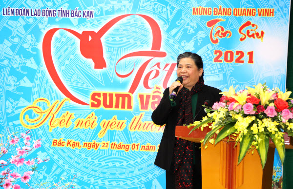 Đồng chí Tòng Thị Phóng thăm và tặng quà cho CNLĐ tỉnh Bắc Kạn  nhân dịp Tết Nguyên đán Tân Sửu năm 2021