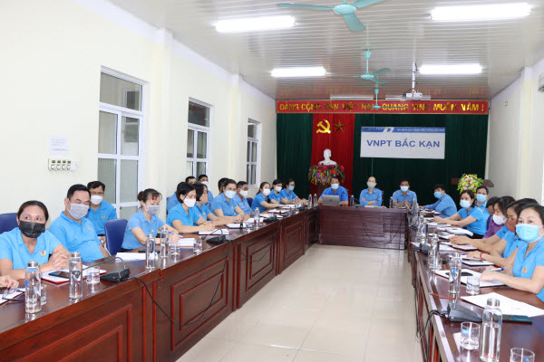 Cán bộ Công đoàn chuyên trách tỉnh Bắc Kạn nghe báo cáo về một số nội dung quan trọng liên quan đến phong trào công nhân và tổ chức Công đoàn Việt Nam