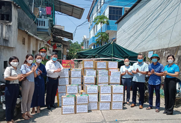 Liên đoàn Lao động thành phố phối hợp tặng quà  các chốt trực cách ly y tế trên địa bàn Thành phố Bắc Kạn