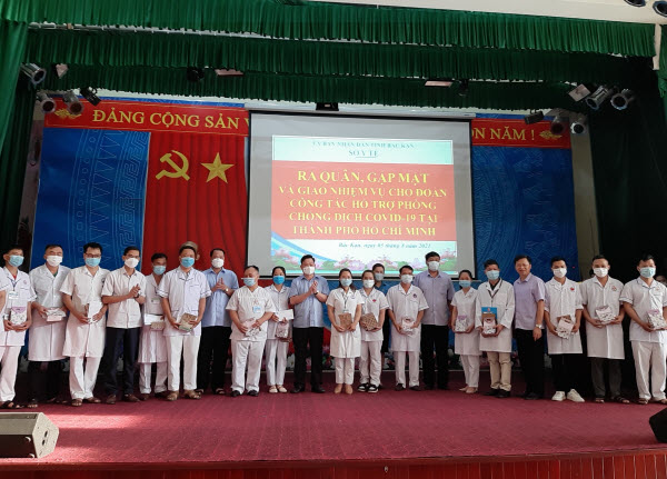LĐLĐ tỉnh trao quà cho viên chức ngành y tế tham gia thực hiện phòng, chống dịch Covid-19 tại thành phố Hồ Chí Minh