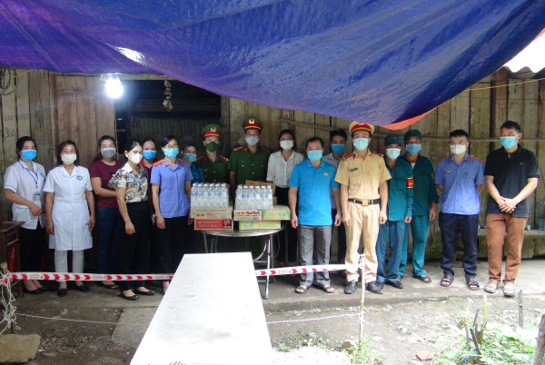 Liên đoàn Lao động huyện Chợ Đồn: Thăm, hỗ trợ nhu yếu phẩm cho lực lượng làm nhiệm vụ tại chốt kiểm dịch y tế phòng chống dịch bệnh Covid -19 xã Bình Trung