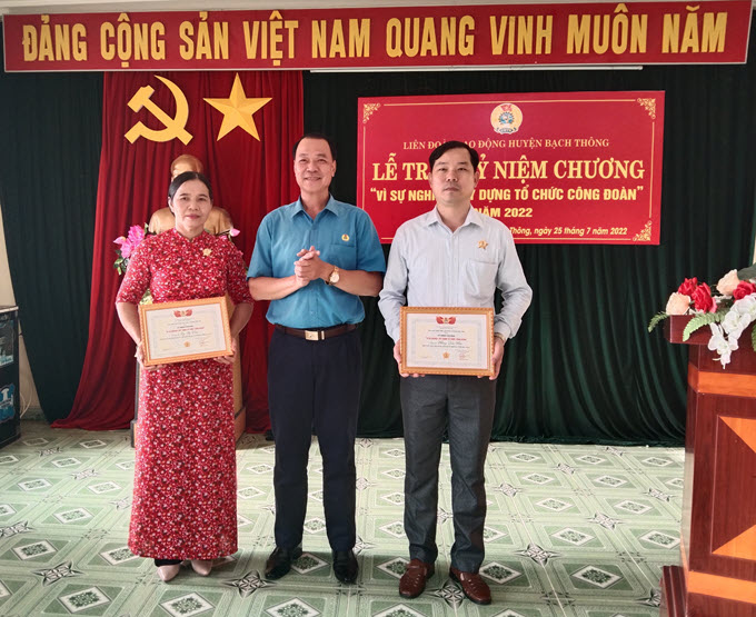 Liên đoàn Lao động huyện Bạch Thông tổ chức Lễ trao Kỷ niệm chương “Vì sự nghiệp xây dựng tổ chức Công đoàn” năm 2022