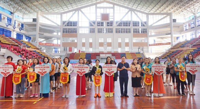 Khối thi đua Ngân hàng tỉnh Bắc Kạn tổ chức giải bóng chuyền hơi nữ chào mừng kỷ niệm ngày Phụ nữ Việt Nam (20/10)