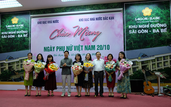Công đoàn Kho bạc Nhà nước Bắc Kạn tổ chức gặp mặt tọa đàm, trao đổi kinh nghiệm về phong trào nữ công nhân viên chức, lao động chào mừng kỷ niệm Ngày Phụ nữ Việt Nam 20/10