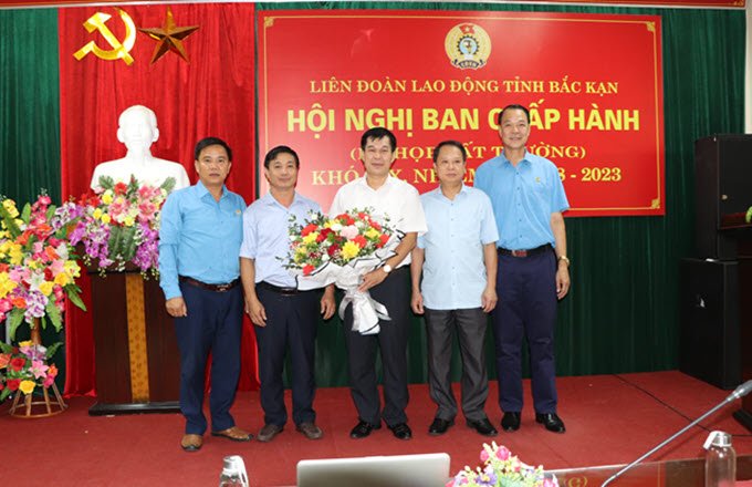 Đồng chí Vi Hồng Dương được bầu giữ chức Chủ tịch Liên đoàn Lao động tỉnh Bắc Kạn