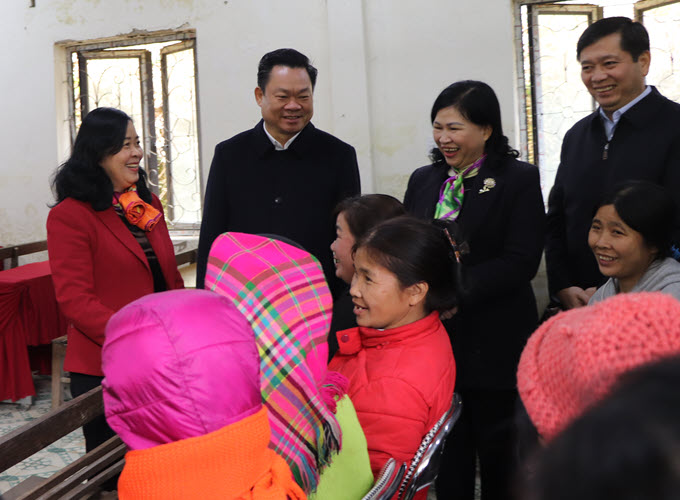 Bí thư Trung ương Đảng, Trưởng ban Dân vận Trung ương  Bùi Thị Minh Hoài thăm, tặng quà nhân dịp Tết Nguyên đán tại Bắc Kạn