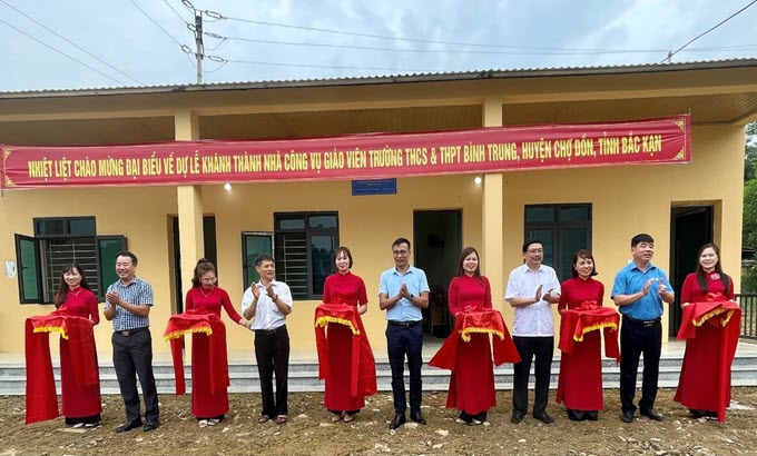 Lễ khánh thành bàn giao và đưa vào sử dụng nhà công vụ giáo viên và trao tặng sách giáo khoa của Công đoàn Nhà xuất bản Giáo dục Việt Nam cho trường THCS- THPT Bình Trung, huyện Chợ Đồn