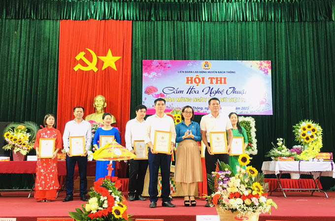 Liên đoàn Lao động huyện Bạch Thông tổ chức Hội thi cắm hoa nghệ thuật với chủ đề “Tôn vinh người Phụ nữ Việt Nam”