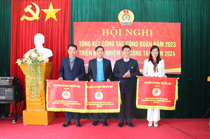 /upload/images/nam-2023/thang-12.2023/10.-anh-dc-ct-ldld-tinh-trao-co-thi-dua-cho-tap-the.jpg