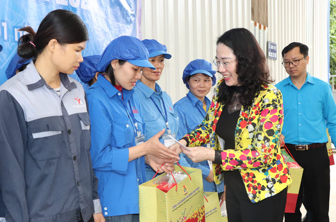 Đồng chí Nguyễn Thị Thủy - Phó Chủ nhiệm Ủy ban Tư pháp của Quốc hội tới thăm, tặng quà công nhân lao động tại Khu Công nghiệp Thanh Bình