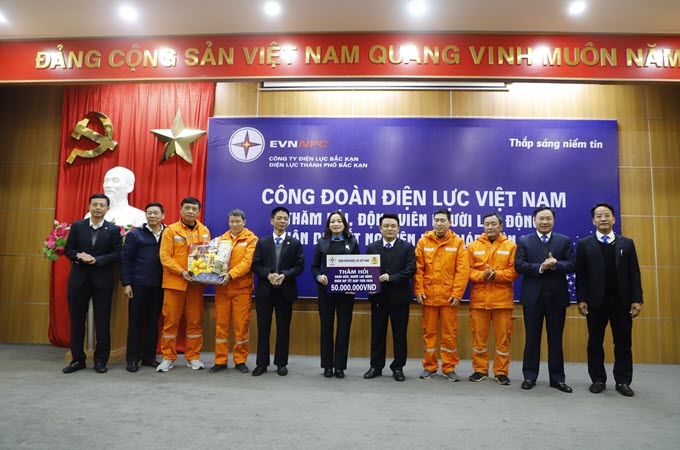Công đoàn Điện lực Việt Nam thăm hỏi, tặng quà đoàn viên, người lao động Công ty Điện lực Bắc Kạn nhân dịp Tết Nguyên đán Giáp Thìn 2024