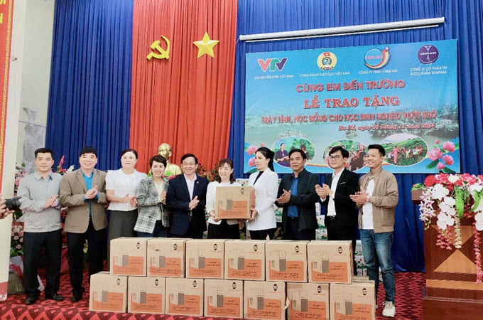 Chương trình “Cùng em đến trường” trao tặng máy tính, học bổng cho học sinh nghèo, vượt khó tại huyện Ba Bể