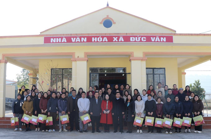 Đồng chí Nguyễn Thị Thủy - Phó Chủ nhiệm Ủy ban Tư pháp của Quốc hội thăm, tặng quà đoàn viên, công nhân viên chức lao động nhân dịp Tết Nguyên đán Ất Tỵ năm 2025