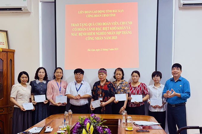 Công đoàn UBND tỉnh Bắc Kạn trao quà cho đoàn viên có hoàn cảnh đặc biệt khó khăn nhân dịp Tháng Công nhân năm 2025