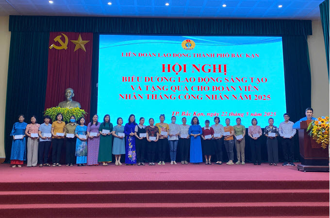 Liên đoàn Lao động thành phố Bắc Kạn tổ chức Hội nghị biểu dương Lao động sáng tạo và tặng quà cho đoàn viên nhân dịp Tháng Công nhân năm 2025