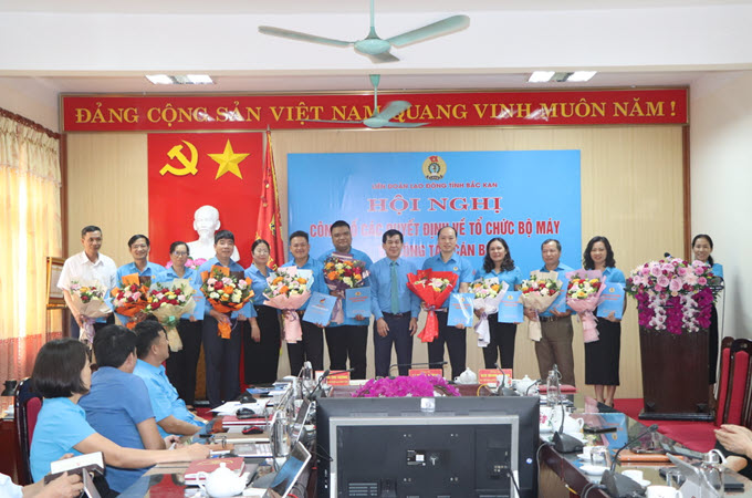 /upload/images/nam-2025/thang-06.2025/4.2.-anh-trao-qd-ket-thuc-hoat-dong.jpg