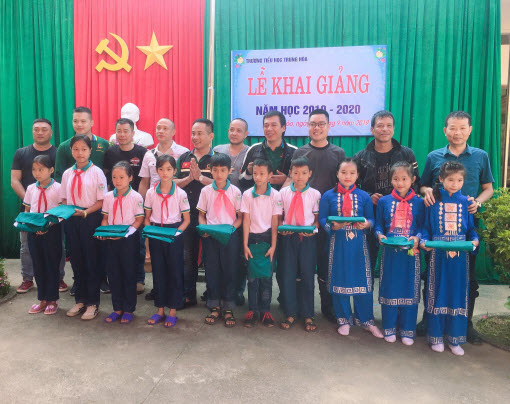 Công đoàn cơ sở Sở Công thương Bắc Kạn phối hợp tặng quà cho các em học sinh Trường Tiểu học Trung Hòa nhân dịp khai giảng năm học mới