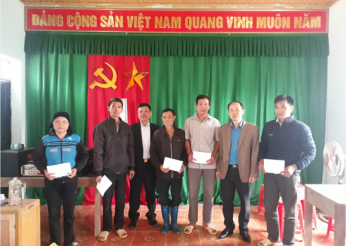 LĐLĐ tỉnh Bắc Kạn hỗ trợ 20 hộ nghèo thuộc 2 xã Dương Sơn và Xuân Dương huyện Na Rì khắc phục hậu quả thiệt hại do gió lốc và mưa đá