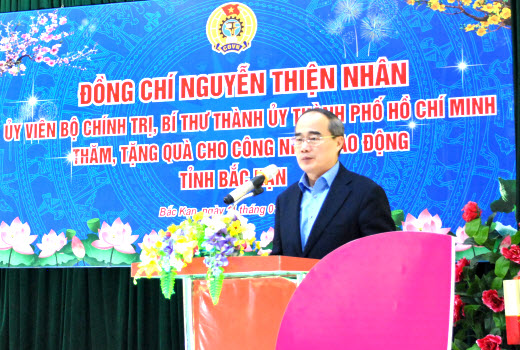 Đồng chí Nguyễn Thiện Nhân thăm và tặng quà công nhân viên chức lao động tỉnh Bắc Kạn nhân dịp Tết Nguyên đán Canh Tý, năm 2020