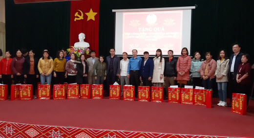 Thường trực Tỉnh ủy và Liên đoàn Lao động tỉnh Bắc Kạn thăm, tặng quà đoàn viên, người lao động nhân dịp Tết Nguyên đán Canh Tý năm 2020