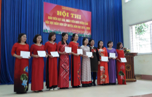 LĐLĐ huyện Na Rì tặng quà 09 đồng chí chủ tịch công đoàn đạt danh hiệu giáo viên dạy giỏi bậc mầm non