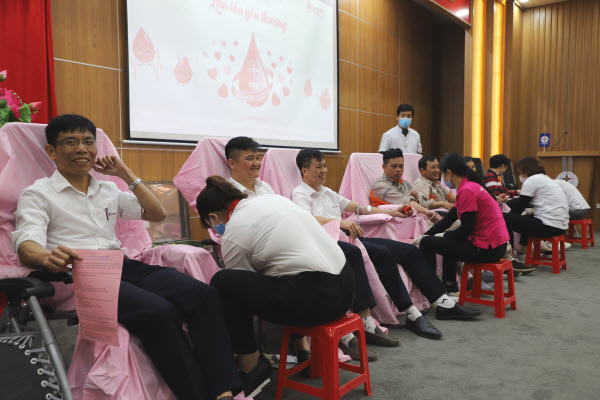 Hơn 100 cán bộ công nhân viên tham gia hiến máu tại chương trình Tuần lễ hồng EVN lần thứ VI năm 2020