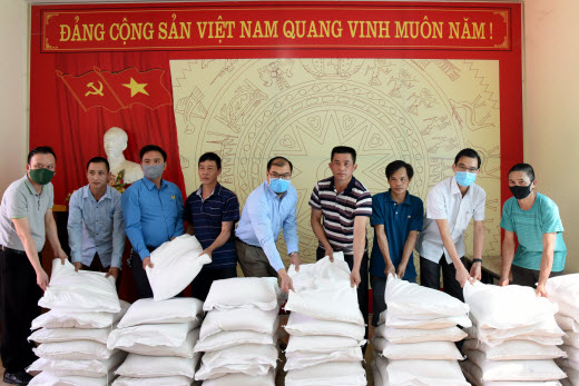 Thăm, trao gạo hỗ trợ cho công nhân lao động bị ảnh hưởng bởi dịch bệnh Covid-19