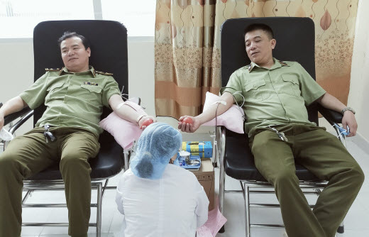 Đoàn viên công đoàn Cục Quản lý thị trường tham gia hiến máu tình nguyện