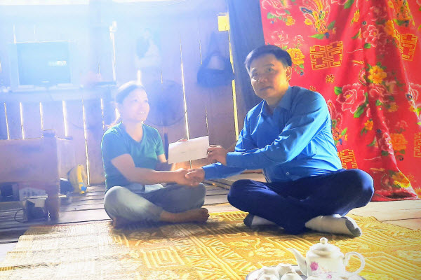 LĐLĐ tỉnh trao tiền hỗ trợ xây dựng nông thôn mới cho xã Thanh Vận, huyện Chợ Mới
